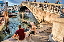 Власти Венеции запретят туристам сидеть на ступеньках мостовых и перед церквями